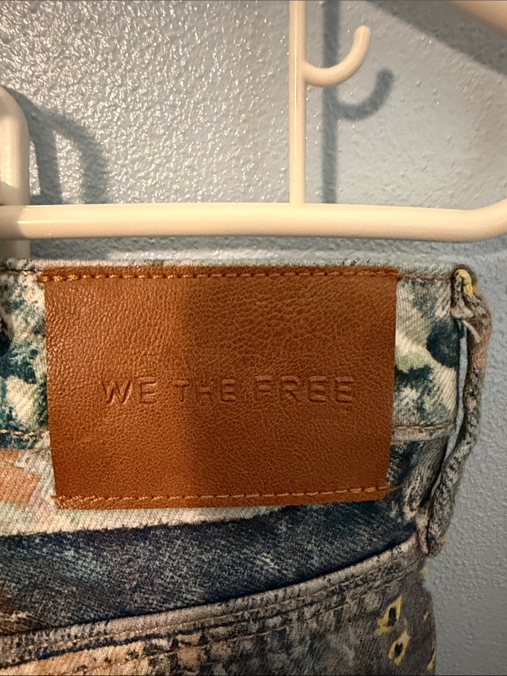 Free People We The Free Tennessee Low Rise Illusion Canvas Painted Jean Size 25 - Picture 4 of 5